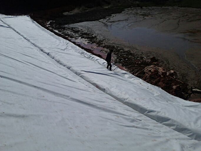 壩坡防浪護坡土工膜施工過程 土工膜價格貴嗎？