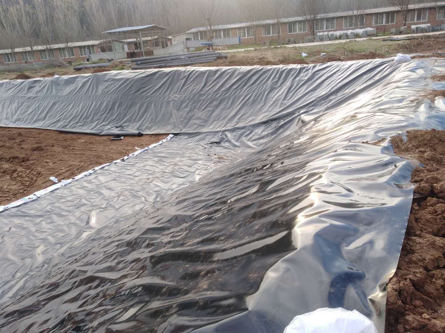 土工膜養殖如何設置防逃設施？